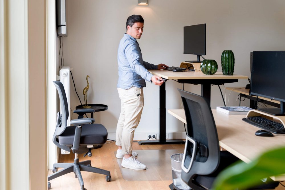 Waarom een zit-sta bureau onmisbaar is voor een gezonde werkplek