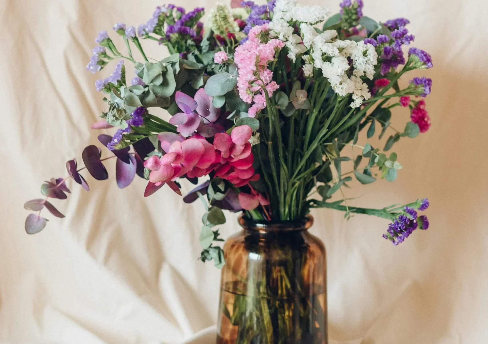 Grote vaas met kunstbloemen: dé eyecatcher voor je woonkamer